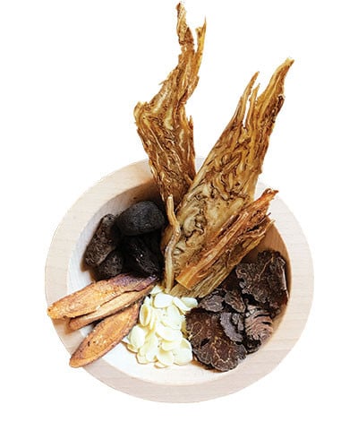Angelica Root (Dang Gui), Sichuan Lovage Rhizome (Chuan Xiong), Peach Seed (Tao Ren), Honey-fried Licorice Root (Zhi Gan Cao), and Black-fried Ginger (Pao Jiang) are the ingredients in root + spring's Postpartum Recovery Herbal Mix.